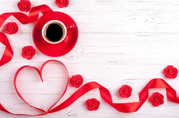 Alla hjärtans bakgrunden med rött hjärta, kaffekopp och rosor. Alla hjärtans dag gratulationskort — Stockfoto