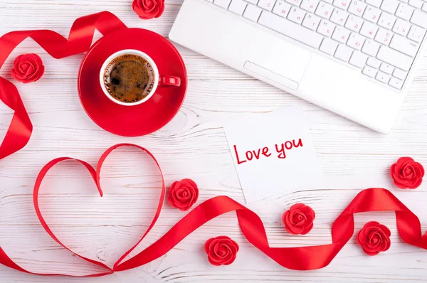 Valentines pozadí s červeným srdcem, šálek kávy, laptop a růží. Valentinky den blahopřání. Ženské pracoviště — Stock fotografie