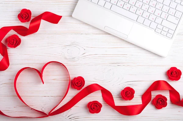 Fondo de San Valentín con corazón rojo, portátil y rosas. Tarjeta de felicitación del día de San Valentín. Trabajo femenino —  Fotos de Stock