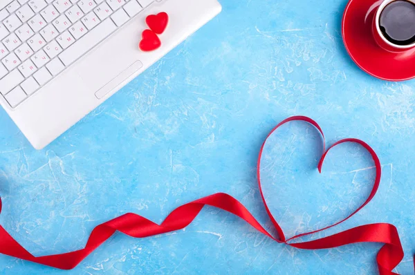 Fondo de San Valentín con corazón rojo, taza de café y portátil. Tarjeta de felicitación de San Valentín. Trabajo femenino —  Fotos de Stock