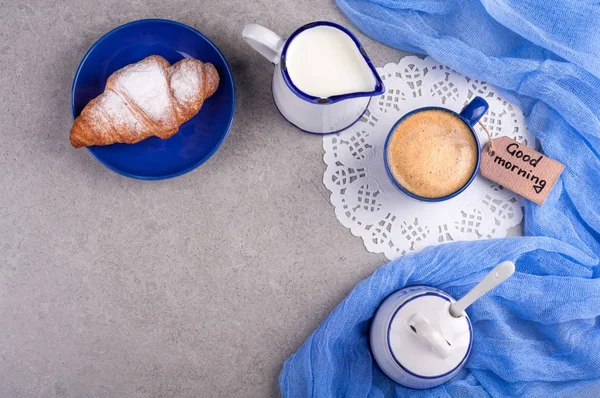 커피 컵, 크로 주 좋은 아침. 아침 식사 컨셉 — 스톡 사진
