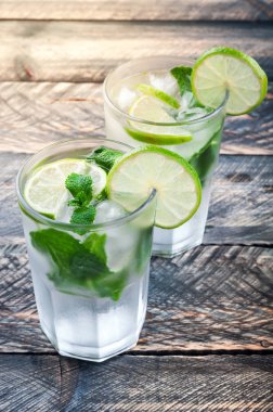 Mojito kireç rustik masaya kokteyl bar. Mojito yapmak için malzemeler. İçki serinletici yaz. Tonlu görüntü