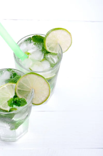 Mojito lime cocktail in bar on wooden backgroung. Ingredients for making mojito. Summer refreshing drink — Stock Photo, Image