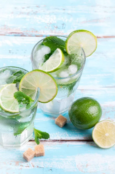 Coquetel de limão Mojito no bar em backgroung de madeira azul. Ingredientes para fazer mojito. Bebida de verão — Fotografia de Stock