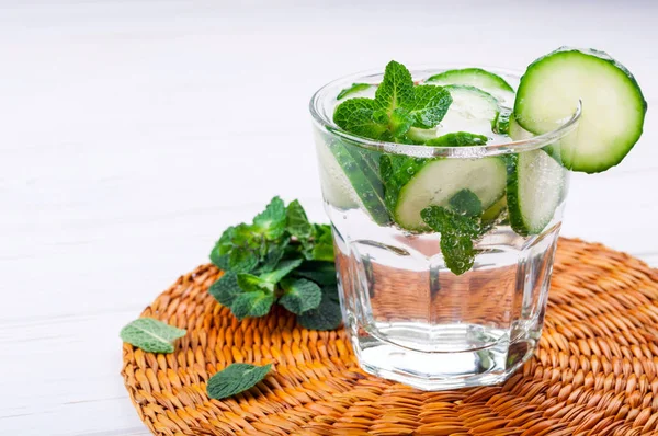 Agua mineral fría y refrescante con pepino y menta. Verano Bebida de verano pepino — Foto de Stock