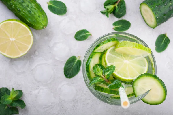 Água refrescante com pepino, hortelã e limão sobre fundo cinza. Limonada de pepino de coquetel de verão. Conceito de bebida saudável e desintoxicação — Fotografia de Stock