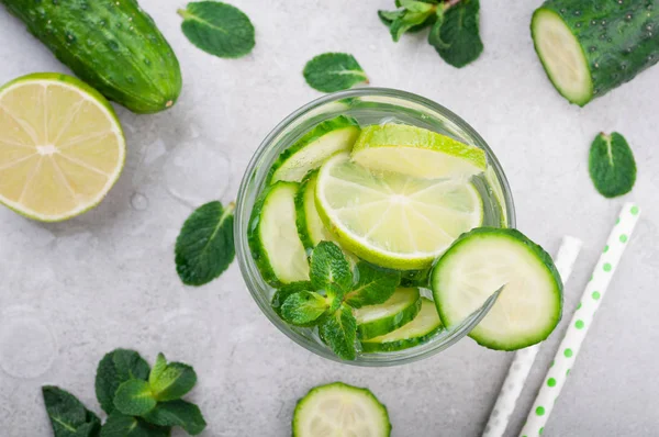 Água refrescante com pepino, hortelã e limão na vista superior de fundo cinza. Limonada de pepino de coquetel de verão. Conceito de bebida saudável e desintoxicação — Fotografia de Stock