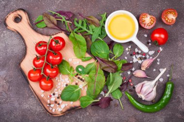 Taze organik sebze, zeytin yağı, otlar ve baharatlar. Salata, domates, biber ve sarımsak taş zemin üzerine karıştırın. Sağlıklı gıda, sağlıklı yaşam tarzı ve diyet kavramı. Yemek salata