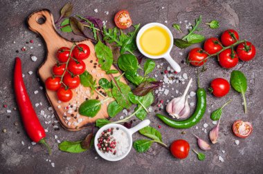 Taze organik sebze, zeytin yağı, otlar ve baharatlar. Salata, domates, biber ve sarımsak taş zemin üzerine karıştırın. Sağlıklı gıda, sağlıklı yaşam tarzı ve diyet kavramı. Yemek salata