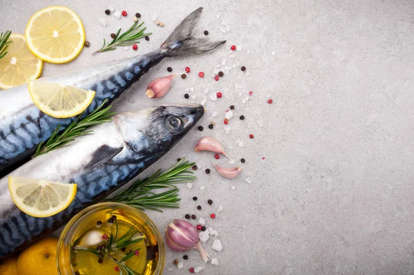Frischer roher Fisch. Makrele mit Salz, Zitrone und Gewürzen auf grauem Hintergrund mit Kopierraum. Fisch mit Kräutern kochen — Stockfoto