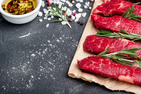 Rohes Fleisch auf dunklem Hintergrund. rohe Rindfleisch-Stroganoff mit Kräutern und Gewürzen aus nächster Nähe. Fleisch kochen. Kopierraum — Stockfoto