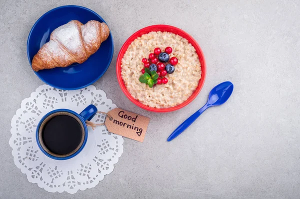 커피 컵, 딸기와 오트밀, 크로 주 좋은 아침 회색 배경에. 건강 한 아침 식사 개념 — 스톡 사진