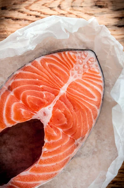 Raw salmon fish steak on wooden rustic background. Fresh fish cl — Stock Photo, Image