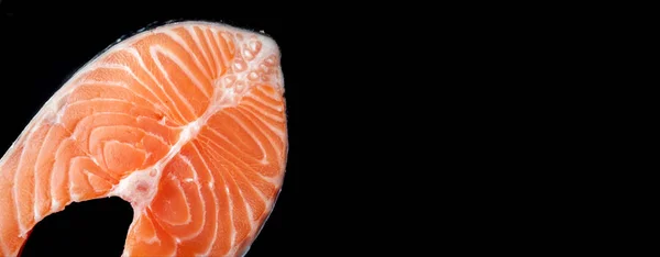 Raw salmon fish steak on black background. Fresh fish closeup. Top view — Stock Photo, Image