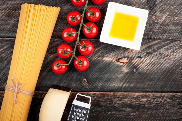 Espaguete com ingredientes para cozinhar macarrão no fundo de madeira velho — Fotografia de Stock