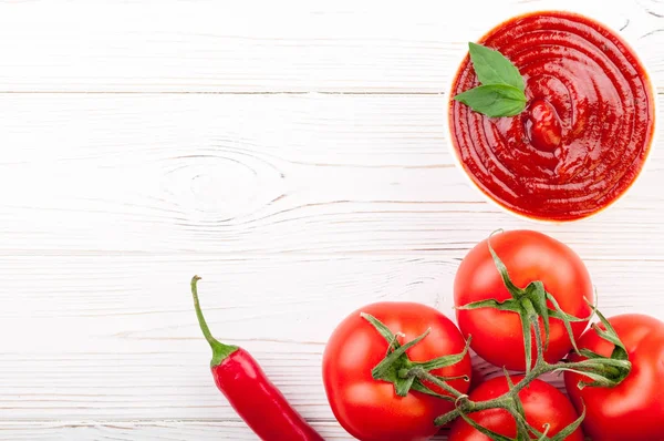 Paradicsom ketchup mártás egy tálba, chili, basilic és paradicsommal. Hozzávalókat főzés ketchup — Stock Fotó