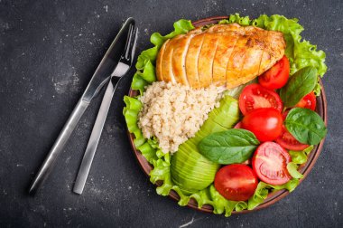 Sağlıklı yemek quinoa, tavuk, domates, avokado, ıspanak ve marul yaprakları. Sağlıklı salata kasesi. Dengeli gıda ve beslenme kavramı