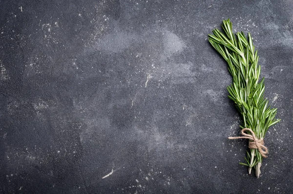 Rosmarin på konkreta bord. Örter och kryddor. Matlagning ingredienser — Stockfoto