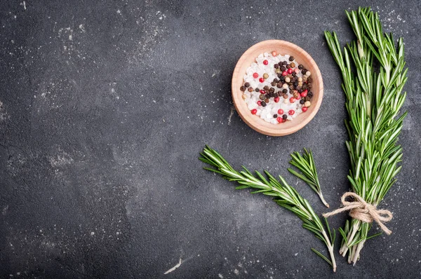 Hierbas y especias. Romero, sal y pimienta sobre mesa de hormigón. Ingredientes de cocina — Foto de Stock