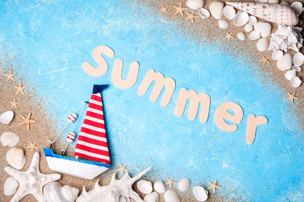 Urlaubs- und Reisezeit. Sommerurlaub. Seekarte mit Schiff, Sand, Muscheln und Seesternen auf blauem Hintergrund — Stockfoto