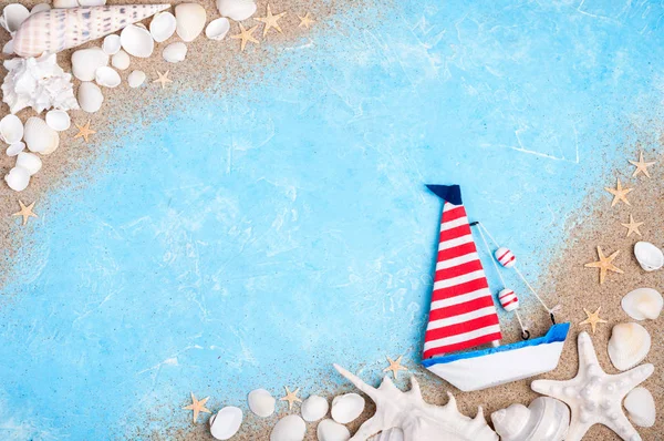 Fundo de férias de verão. Cartão de mar com navio, areia, conchas e estrelas do mar na vista superior de fundo azul. Temporada de férias e viagens — Fotografia de Stock