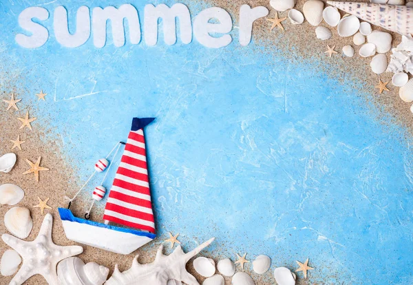 Vakantie en reizen. Zomer achtergrond. Kaart van de zee met een schip, zand, schelpen en zeesterren op blauwe achtergrond bovenaanzicht — Stockfoto