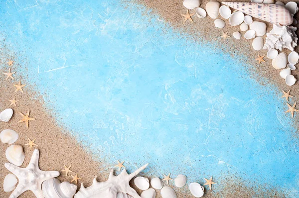 Fundo de férias de verão. Cartão de mar com areia, conchas e estrelas do mar na vista superior de fundo azul. Temporada de férias — Fotografia de Stock