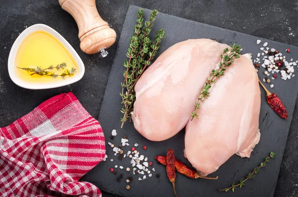 Çiğ tavuk göğsü için ızgara, baharatlar, koyu arka plan, üstten görünüm üzerinde otlar. Çiğ et tavuk yemek pişirmek için — Stok fotoğraf