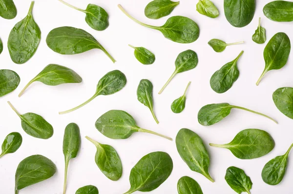 Spenat blad på vit bakgrund. Mönster av spenat blad isolerade bakgrund. Kreativa matkoncept. Ingrediens för sallad. Lekmanna-platt — Stockfoto