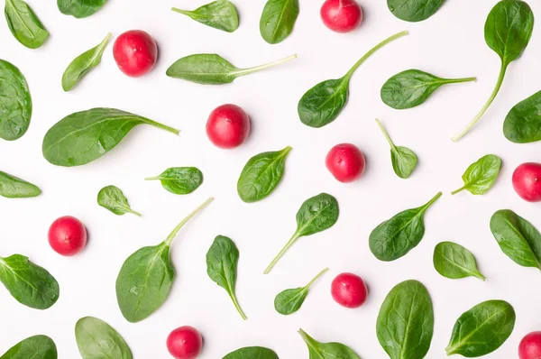 Patrón de espinacas y verduras aisladas. Hojas de espinaca y rábano sobre fondo blanco. Concepto de comida creativa. Ingrediente para ensalada. Puesta plana — Foto de Stock