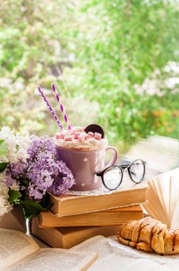 Hatmi, açık kitap ve çiçekler buket pencere pervazına üzerinde kahve fincanı. Kahvaltı, okuma ve eğitim