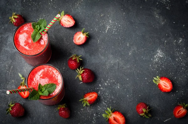 Smoothie aux fraises en verre sur fond sombre avec espace de copie. Cocktail d'été. Régime alimentaire sain et concept de petit déjeuner — Photo