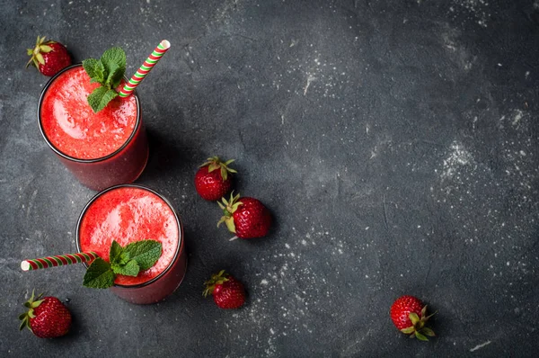 Frullato di fragole in vetro su sfondo scuro con spazio per copiare. Cocktail estivo. Note di alimentazione Dieta e concetto di colazione — Foto Stock