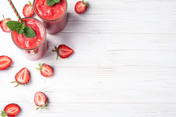 Smoothie aux fraises en verre sur fond blanc avec espace de copie. Cocktail d'été. Régime alimentaire sain et concept de petit déjeuner — Photo