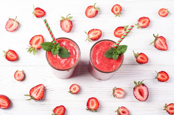 Strawberry smoothie in glass on white background. Summer drink cocktail. Healthy eating dieting and breakfast concept — Stock Photo, Image