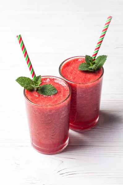 Smoothie aux fraises ou milkshake en verre sur fond blanc. Aliments sains pour le petit déjeuner et collation. Régime alimentaire et concept de désintoxication — Photo