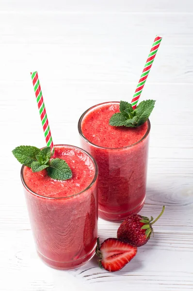 Strawberry smoothie in glass on white background with copy space. Summer drink cocktail. Healthy eating dieting and breakfast concept — Stock Photo, Image