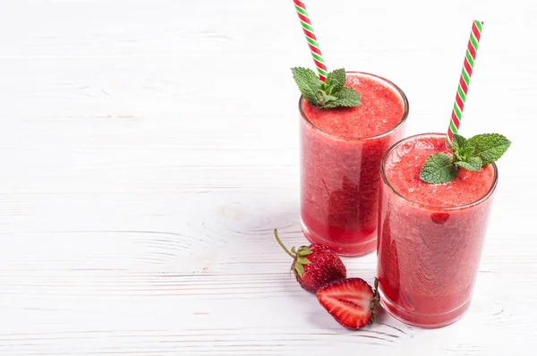 Smoothie de morango em vidro sobre fundo branco com espaço de cópia. Cocktail de verão. Alimentação saudável e conceito de pequeno-almoço — Fotografia de Stock