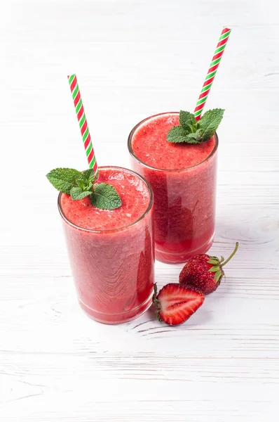 Smoothie aux fraises en verre sur fond blanc avec espace de copie. Cocktail d'été. Régime alimentaire sain et concept de petit déjeuner — Photo