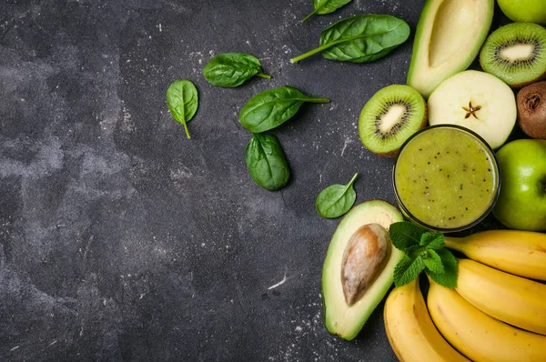 Smoothie de desintoxicação saudável com kiwi, abacate, banana, maçã e espinafre. Smoothie verde sobre fundo cinzento. Conceito de alimentação e dieta saudável. Espaço de cópia — Fotografia de Stock