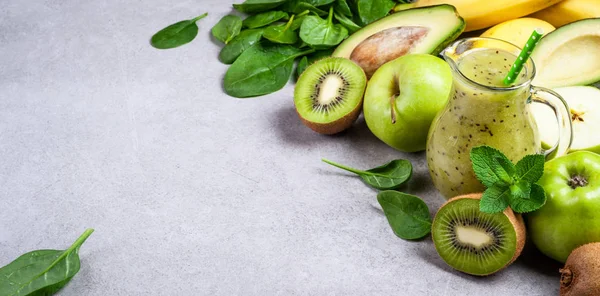 Frullato verde sano e ingredienti su sfondo grigio. Frullato di kiwi con frutta e verdura. Superfoods, dieta, disintossicazione, salute, concetto di cibo vegetariano. Formato web lungo — Foto Stock