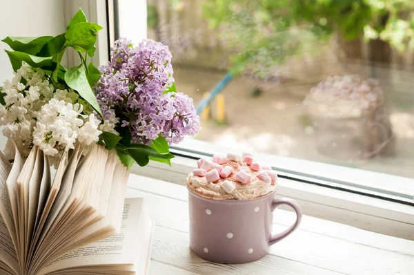Koffiekopje met marshmallow, open boek en bloemen boeket op de vensterbank. Concept huis ontbijt en lezen. Zomer of lente seizoen — Stockfoto