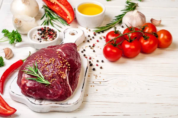 Syrové maso s bylinkami, kořením a kořením na bílém pozadí dřevěná, ingredience pro vaření. Hovězí maso na prkénku — Stock fotografie
