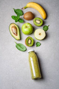 Sağlıklı karışık yeşil meyve yüzlü cam şişe