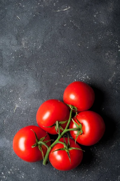 Pomodori su sfondo di cemento scuro. Verdure per cucinare e mangiare sano — Foto Stock