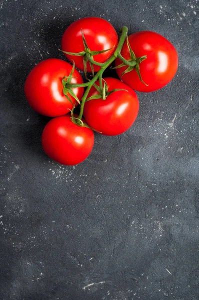 Pomodori su sfondo di cemento scuro. Verdure per cucinare e mangiare sano — Foto Stock