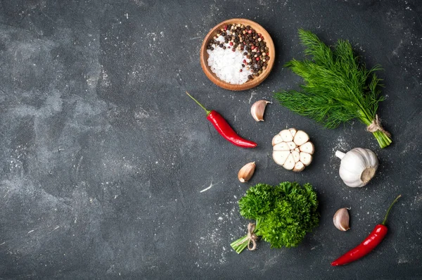 Ervas e especiarias cozinhando na mesa de pedra. Salsa, endro, alho e pimenta. Ingredientes temperos para cozinhar — Fotografia de Stock