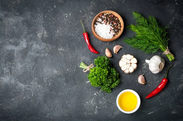 Örter och kryddor matlagning på stenbord. Persilja, dill, vitlök och peppar. Kryddningen ingredienser för matlagning — Stockfoto