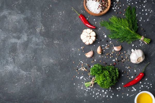 Ervas e especiarias cozinhando na mesa de pedra. Salsa, endro, alho e pimenta. Ingredientes temperos para cozinhar — Fotografia de Stock