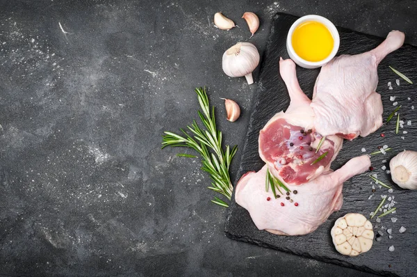 Çiğ kanatlı eti. Biberiye, baharat ve zeytinyağı kesme tahtası üzerinde ördek ayaklı — Stok fotoğraf